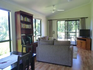 Cabane Romantique, 2 chambres, cheminée, vue montagne (Bower Bird Cabin) | Coin séjour | Télévision à écran plat, cheminée, lecteur de DVD, station d'accueil MP3