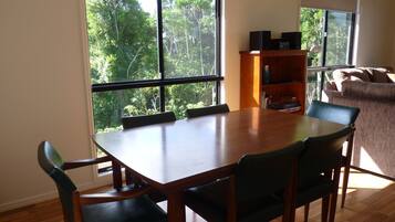 Bird Wing Cabin | In-room dining