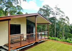 Cabaña romántica, 2 habitaciones, chimenea, vistas a la montaña (Bower Bird Cabin)