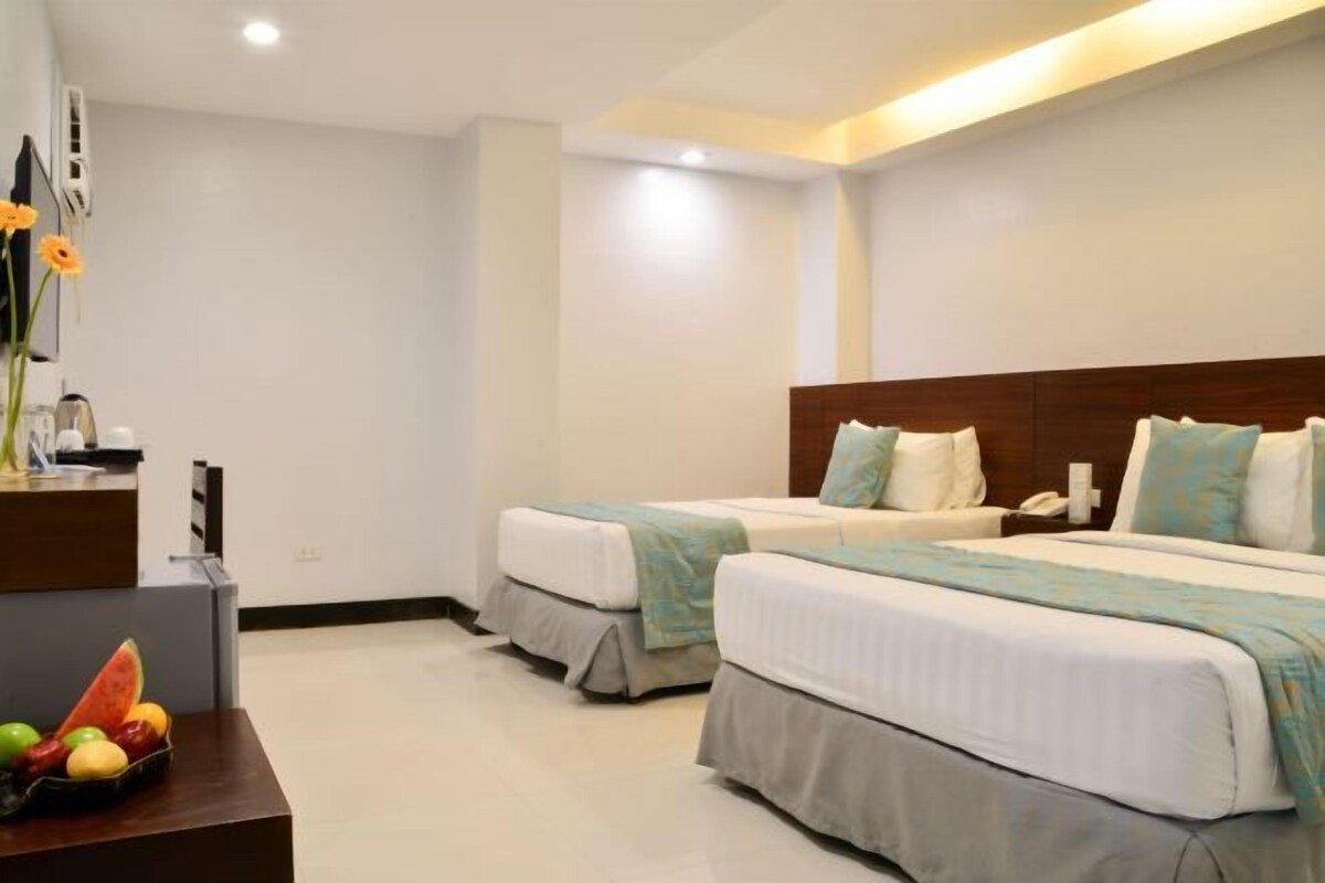 Peralatan tempat tidur premium, bar mini, peti besi dalam bilik, meja 