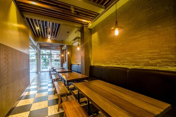 Breakfast, lunch, dinner served; Filipino cuisine