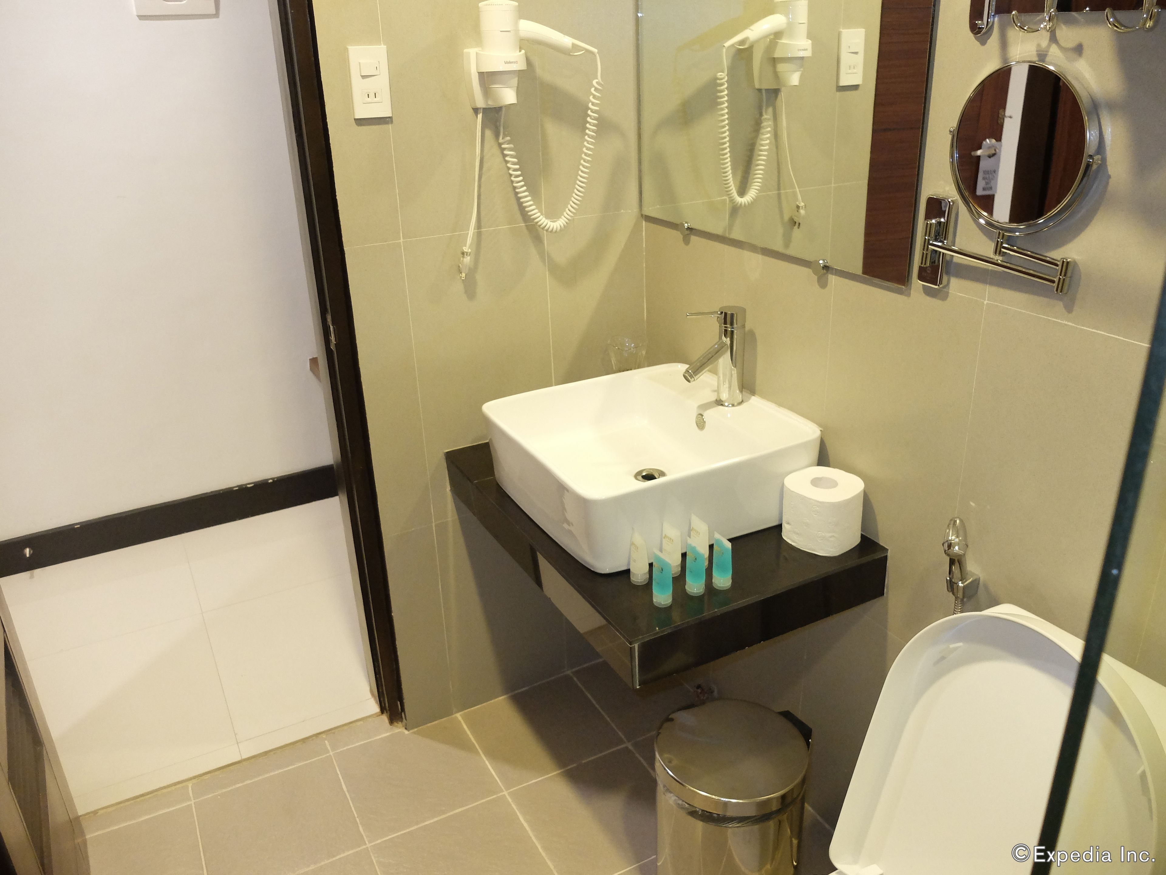 shower, free toiletries, hair dryer, slippers