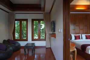 Deluxe-Villa, 1 Schlafzimmer, Poolzugang, Poolblick | Wohnzimmer | 25-Zoll-LED-Fernseher mit Satellitenempfang, Fernseher