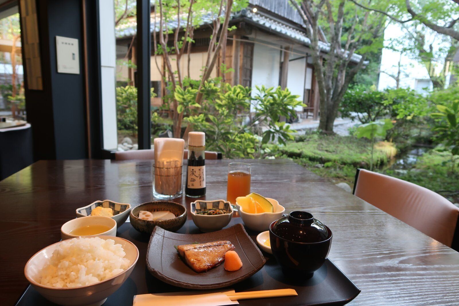Se ofrece un desayuno completo (1100 JPY por persona)