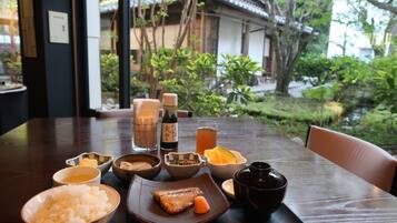 Desayuno completo (JPY 1100 por persona)