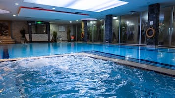 Indendørs pool, sæsonbestemt udendørs pool, gratis hytter, parasoller