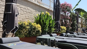 Una piscina cubierta, una piscina al aire libre de temporada