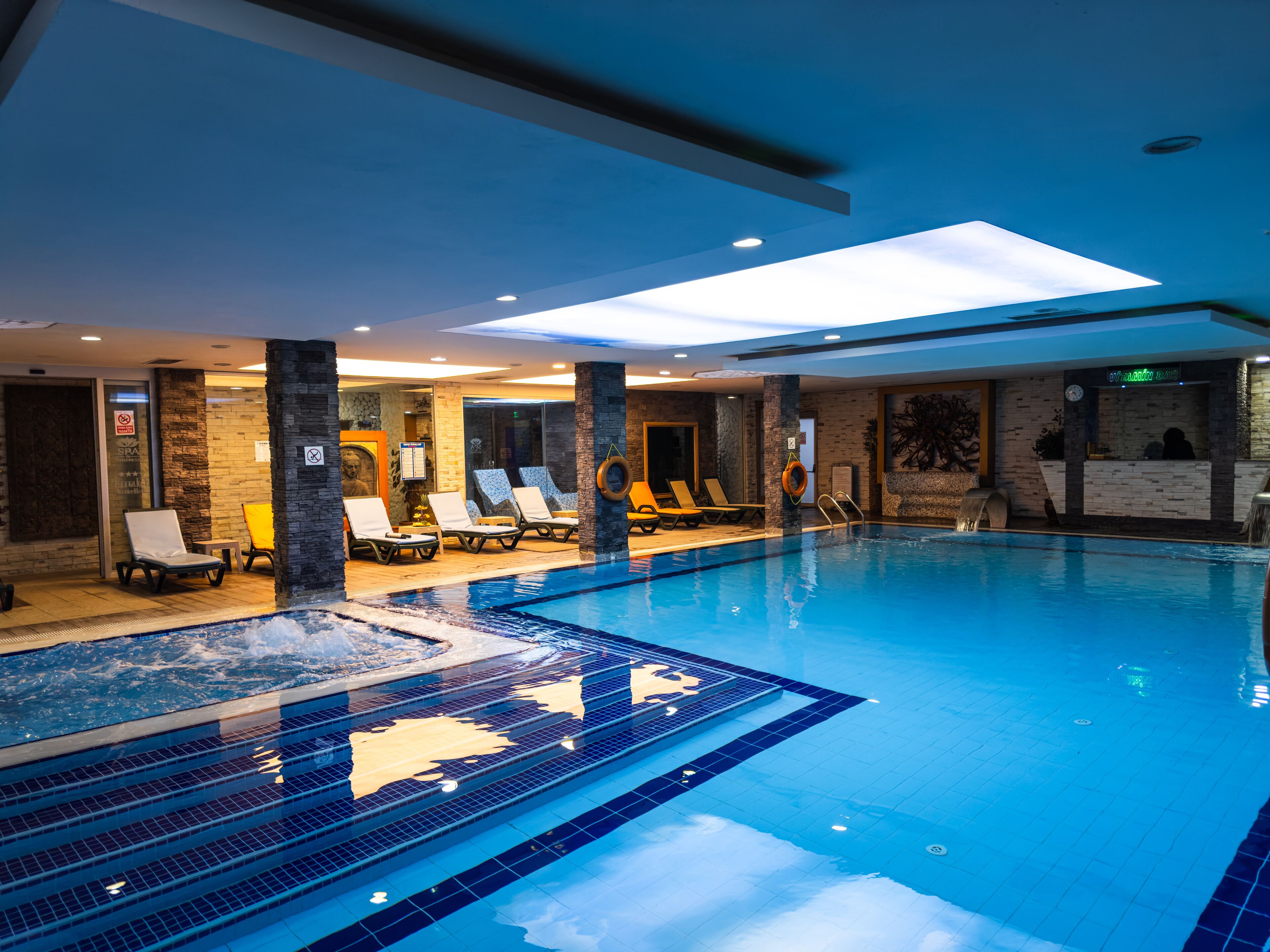 실내 수영장,  시즌별로 운영되는 야외 수영장, 09:00 ~ 22:00 오픈, 무료 카바나, 수영장 파라솔