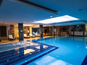 สระว่ายน้ำในร่ม, สระว่ายน้ำกลางแจ้งเปิดตามฤดูกาล, คาบาน่าฟรี