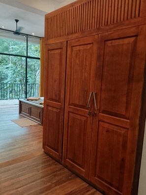 Habitación doble Deluxe, 1 habitación, balcón, vista al jardín | Guardarropa