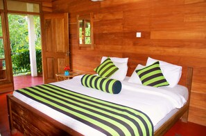 Dobbeltrom – deluxe, 1 kingsize-seng, utsikt mot høyde (Forest View) | Sengetøy i egyptisk bomull og sengetøy av topp kvalitet