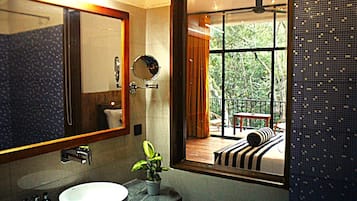 Dobbeltrom – deluxe, 1 soverom, balkong, hageutsikt | Bad | Dusj, regndusjhode, toalettartikler (inkludert) og hårføner