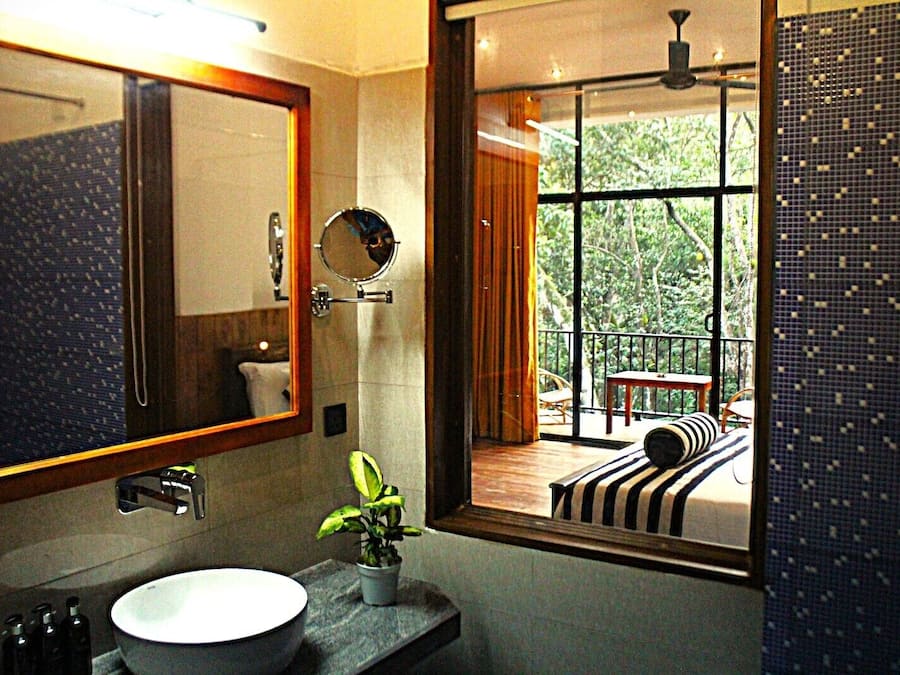 Deluxe Double Room, 1 Bedroom, Balcony, Garden View | Bathroom | Shower, rainfall showerhead, free toiletries, hair dryer