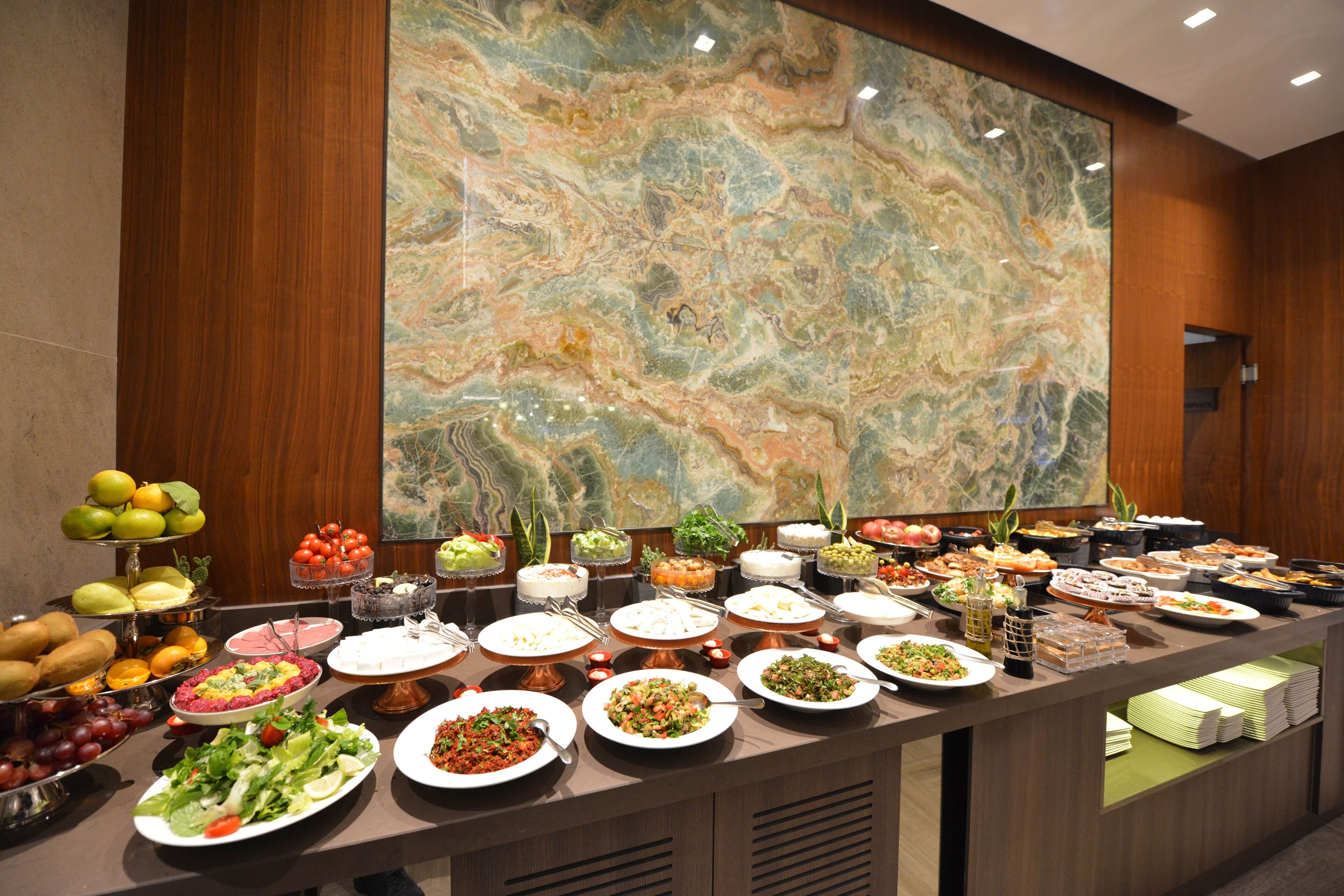 Un buffet proposant une variété de plats et de fruits.