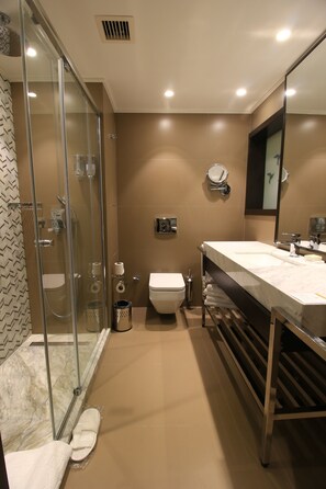 샤워 시설, 레인폴 샤워기, 고급 세면용품, 헤어드라이어