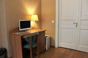 Desk, iron/ironing board, free WiFi, bed sheets - Nevsky 105 (St. Petersburg)