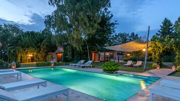 Ulkouima-allas, aurinkovarjoja, aurinkotuoleja