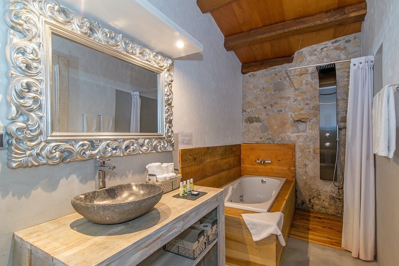 Habitación exclusiva | Baño | Artículos de higiene personal gratuitos, secador de pelo y toallas