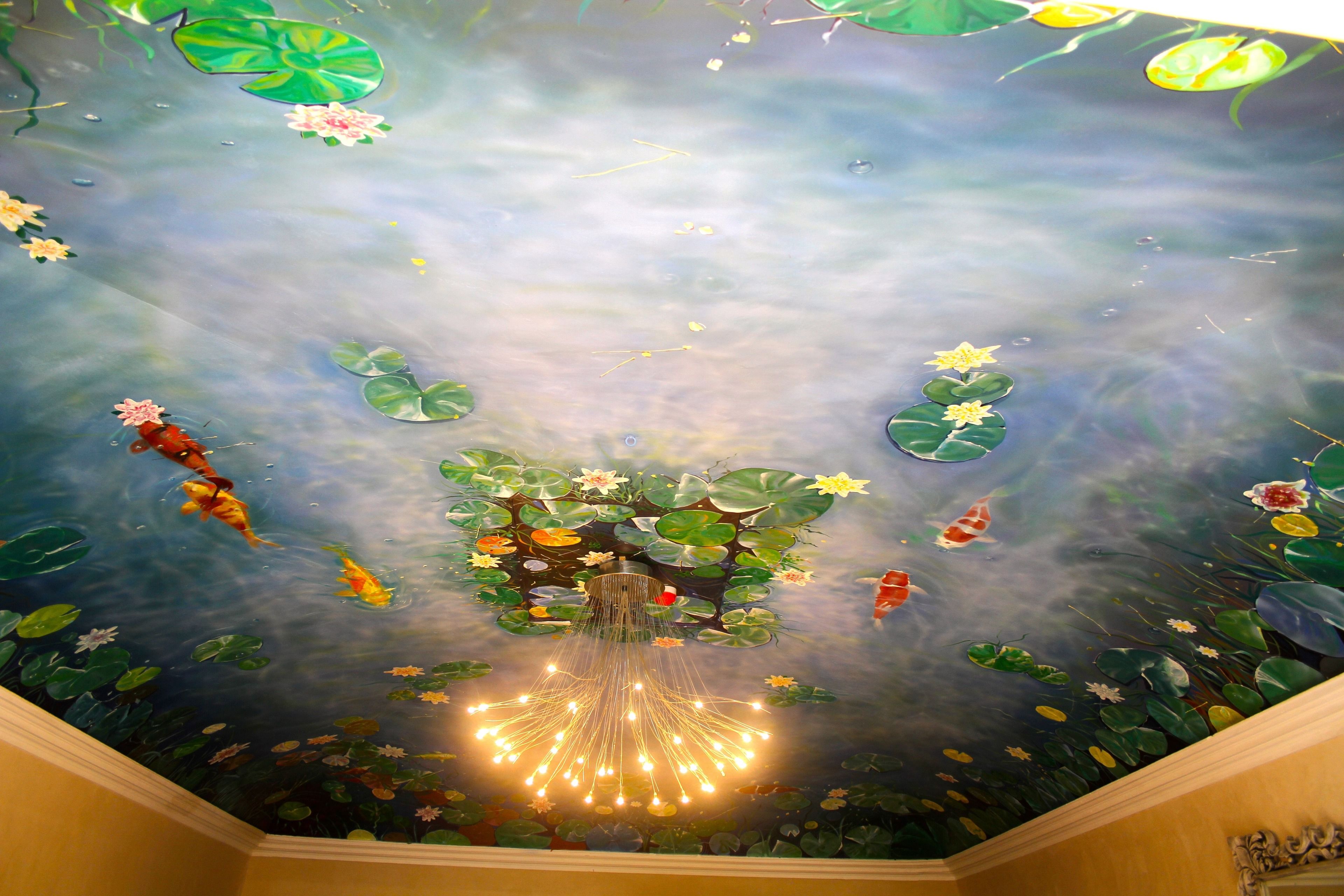 Techo con un mural al agua mostrando carpas koi y lirios.