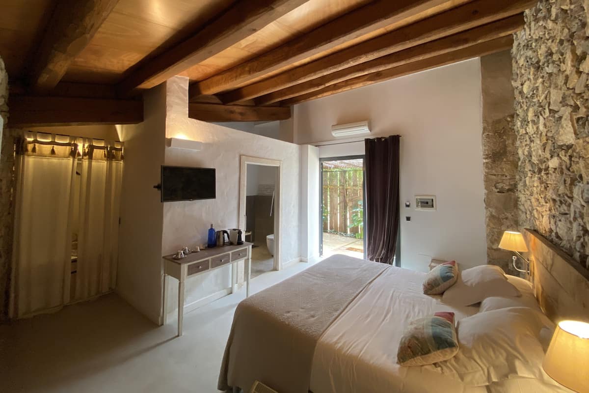 Deluxe tweepersoonskamer | Lakens van Egyptisch katoen, luxe beddengoed, een kluis op de kamer