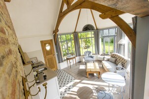 Casa de campo romántica, 1 habitación | Zona de estar | Una televisión de pantalla plana, una estación de conexión para iPod