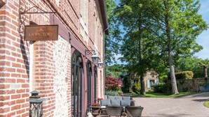 A brick building with a sign reading "LA FACTORY". - Le Clos de Grâce (Honfleur)