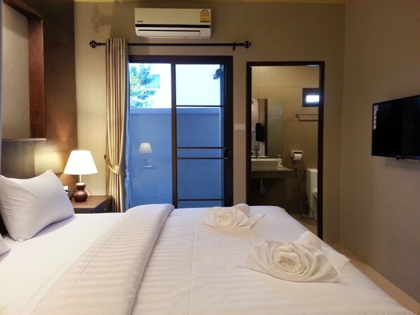Deluxe Room | In-room safe, desk, soundproofing, cribs/infant beds