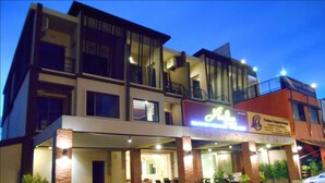 A multi-story building with a restaurant on the ground floor. - Purimas Resortel (Rawai)