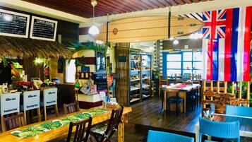 Breakfast, lunch, dinner served; Hawaiian cuisine, sea views