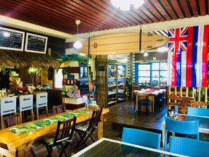 Se sirven desayunos, comidas, cenas y cocina hawaiana con vista al mar