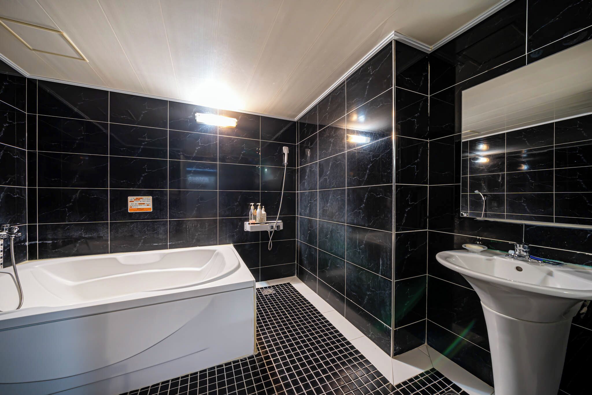 deluxe twin room | bathroom | combined shower/bathtub, deep-soaking bathtub, free toiletries