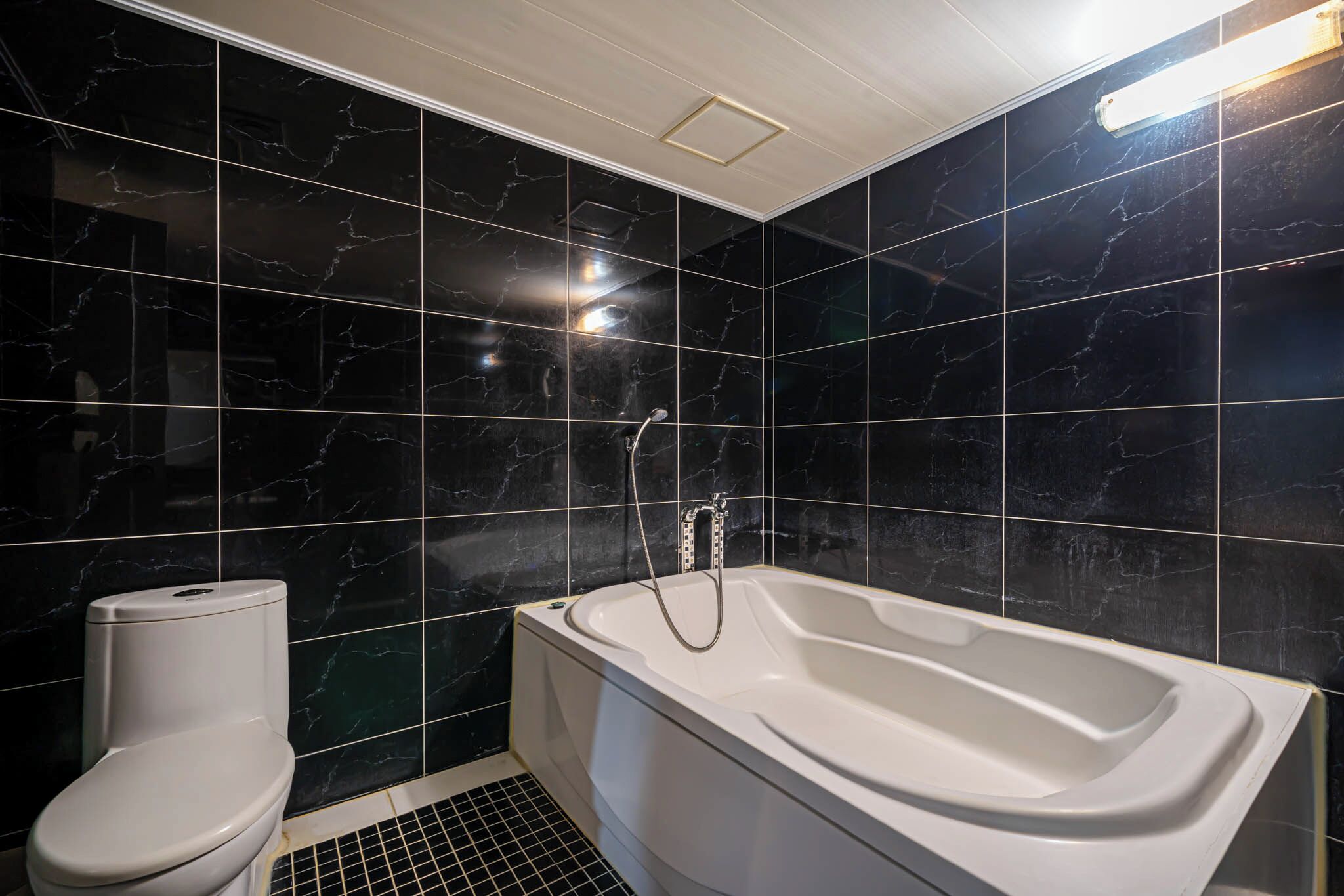 deluxe twin room | bathroom | combined shower/bathtub, deep-soaking bathtub, free toiletries
