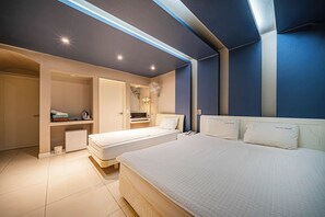 A bedroom with two single beds, a small desk, and a wardrobe. - Sense Motel (Busan)