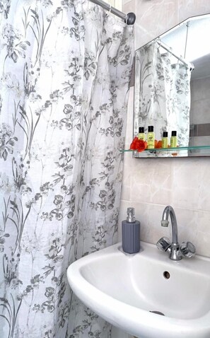 Basic Double or Twin Room | Bathroom | Shower, hair dryer, towels, soap - Anna Maria Rooms (Santorini)