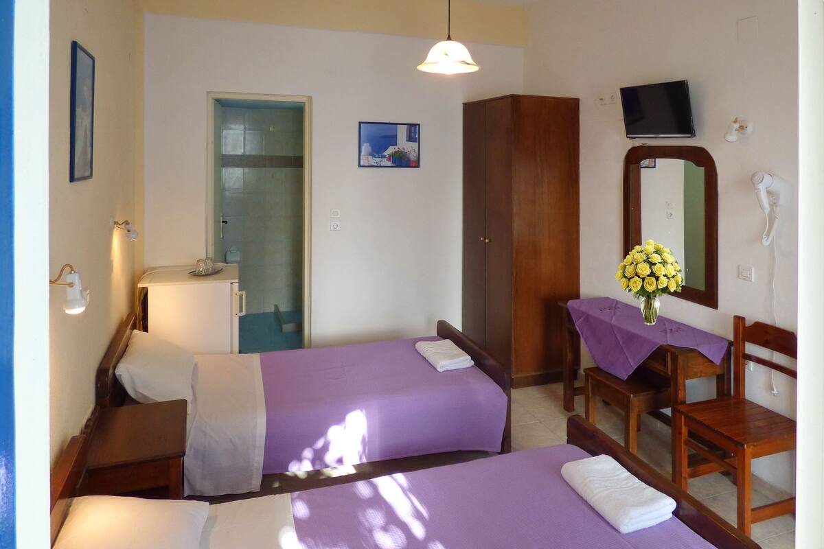 Habitación básica con 1 cama matrimonial o 2 individuales | Decoración personalizada, muebles diferentes y wifi gratis