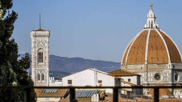 A view of a building with a dome and a tower, likely a historical or religious site, with a clear sky in the background. - Florentapartments - Ponte Vecchio (Florence)