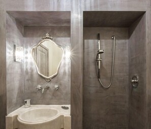 Apartment, 1 Bedroom (Location:Borgo Santi Apostoli 2 (Blue) | Bathroom | Towels - Florentapartments - Ponte Vecchio (Florence)