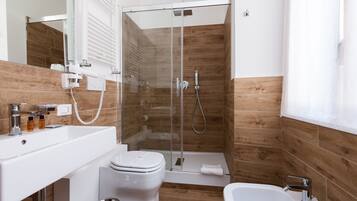 Superior Triple Room | Bilik Mandi | Pancuran mandi, kelengkapan dandanan diri percuma, pengering rambut