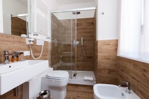Superior-Dreibettzimmer | Badezimmer