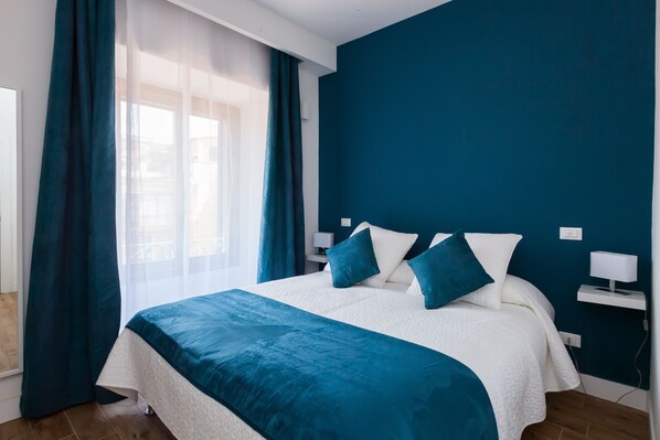 Dobbeltværelse | Minibar, pengeskab på værelset, skrivebord, lydisolering