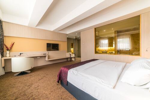 Suite presidencial, bañera de hidromasaje, vistas a la ciudad | Minibar, caja fuerte, escritorio y sistema de insonorización
