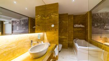 Suíte presidencial, banheira de hidromassagem, vista para a cidade | Banheiro | Produtos de toalete grátis, secador de cabelo, toalhas de banho