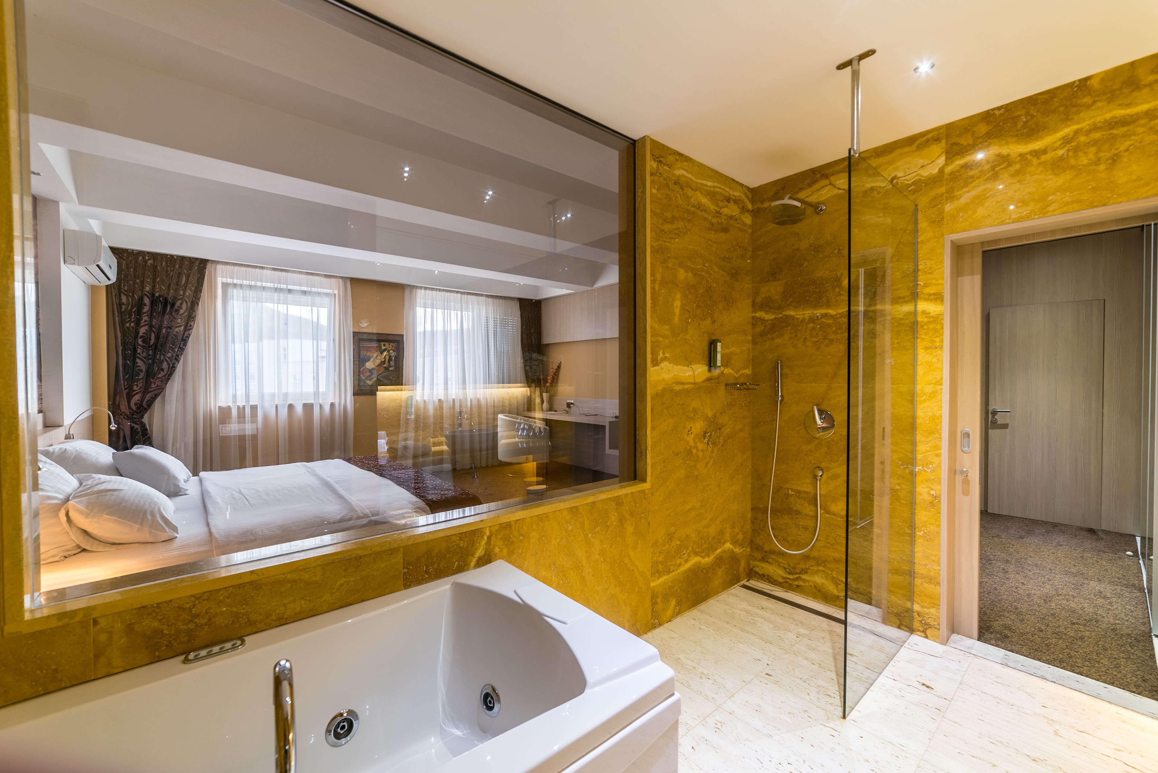 Suite Présidentielle, bain à remous, vue ville | Salle de bain