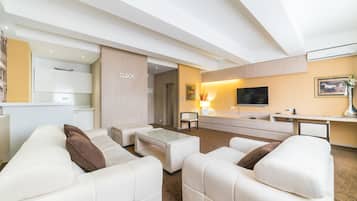 Presidential Suite, Jetted Tub, City View