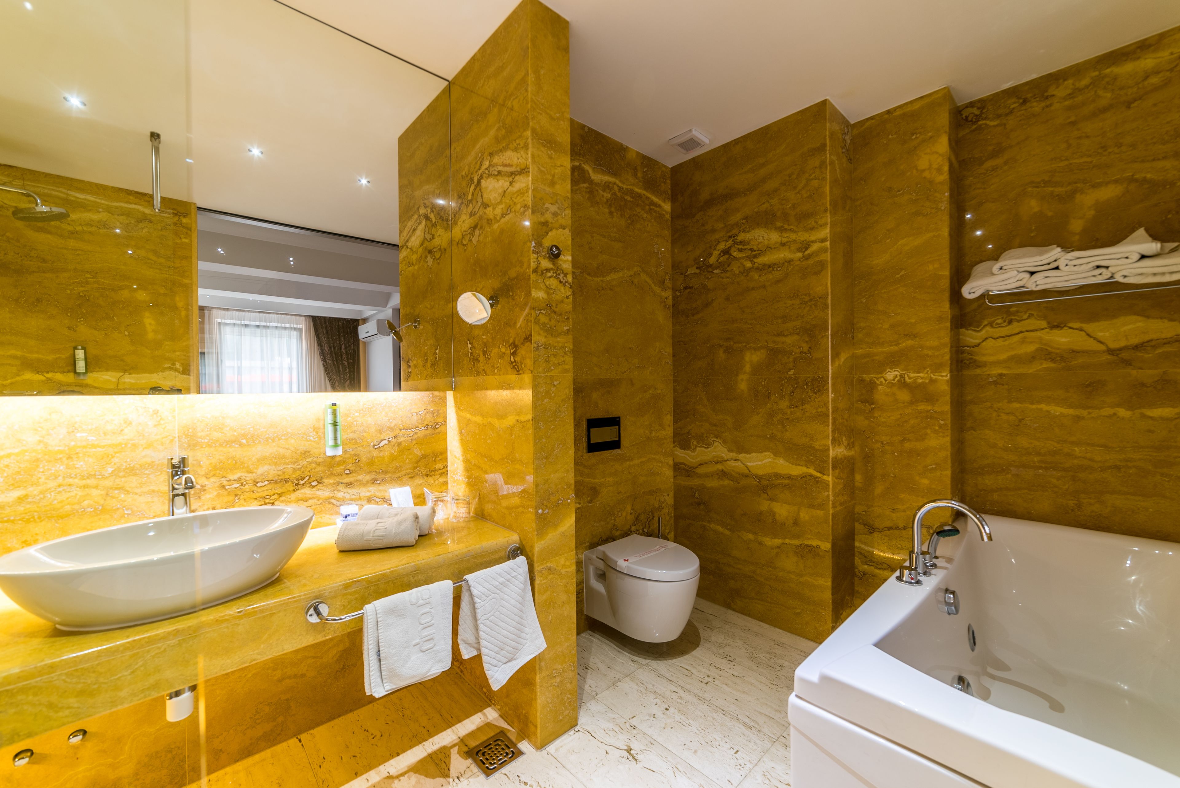 presidential suite, jetted tub, city view | minibar, in-room safe, desk, soundproofing