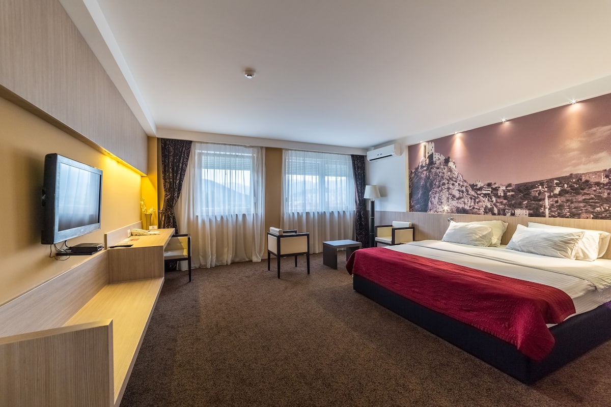 Suite Deluxe, 1 trÚs grand lit, accessible aux personnes à mobilité réduite, non-fumeurs | Minibar, coffres-forts dans les chambres, bureau, chambres insonorisées