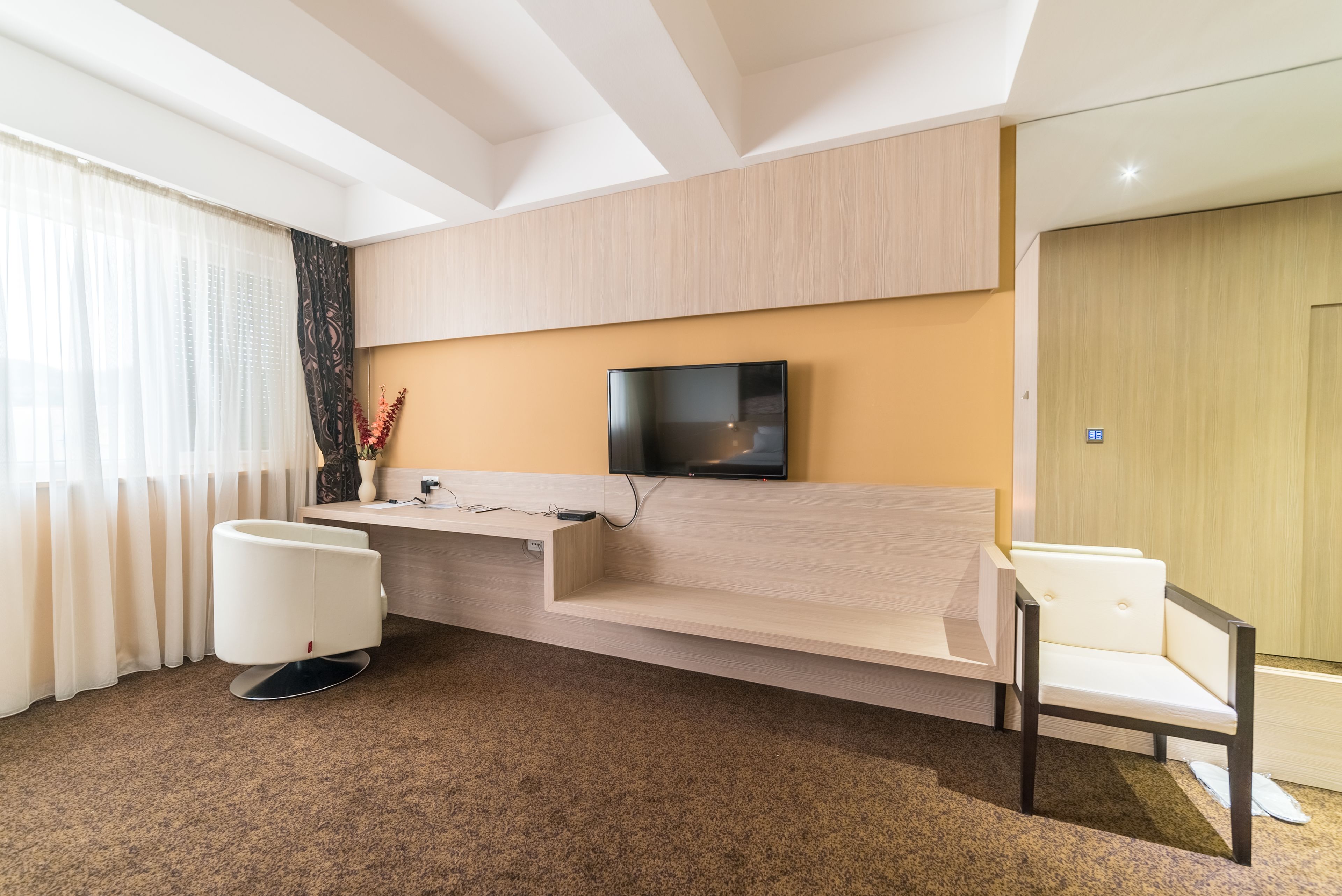 presidential suite, jetted tub, city view | minibar, in-room safe, desk, soundproofing