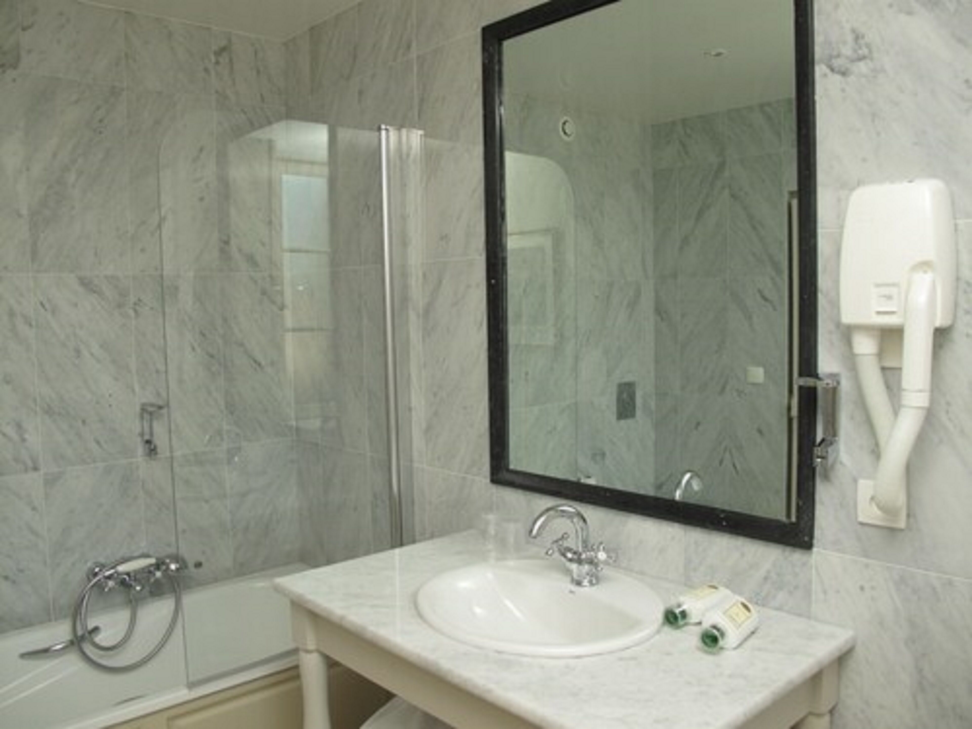 free toiletries, towels