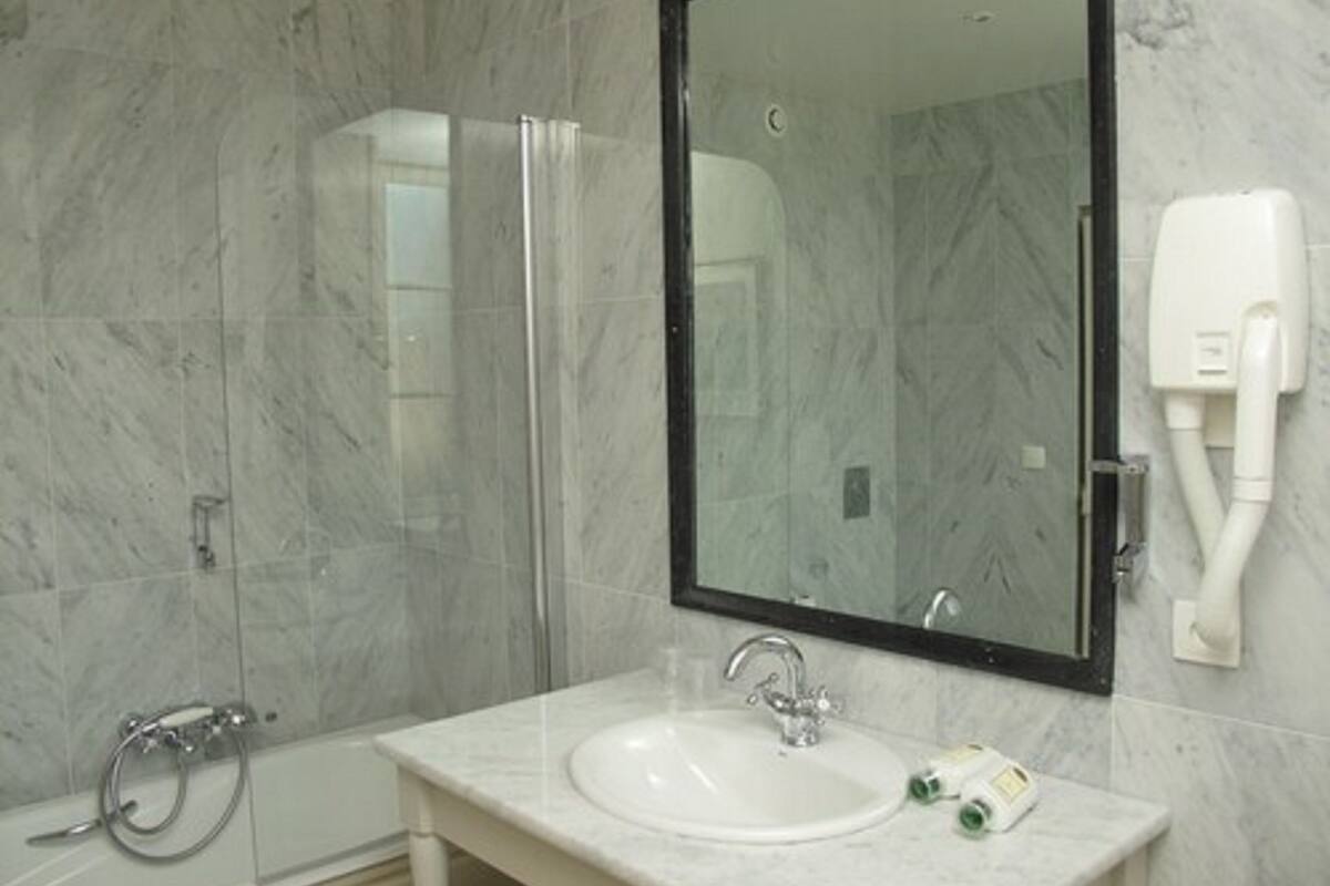 free toiletries, towels