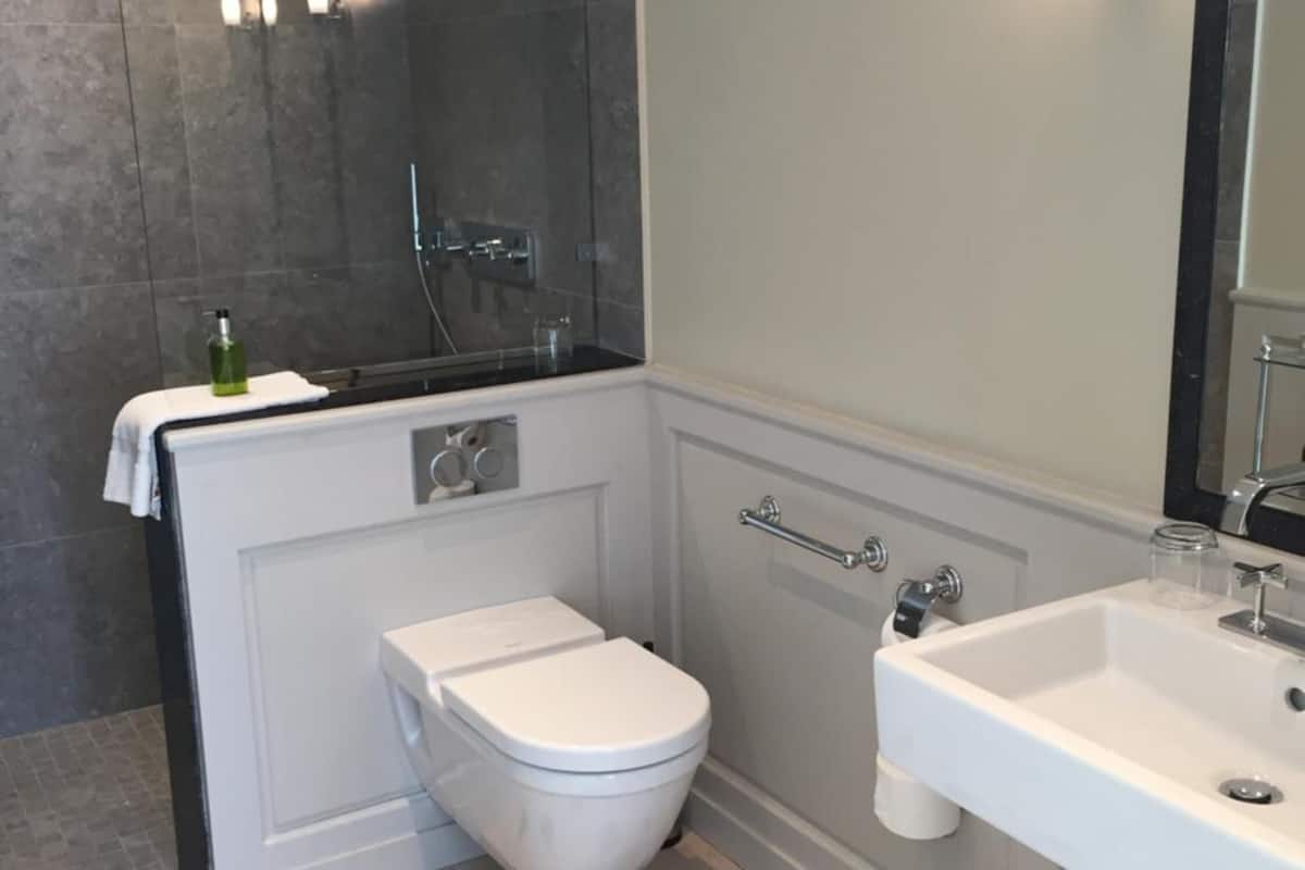 free toiletries, towels